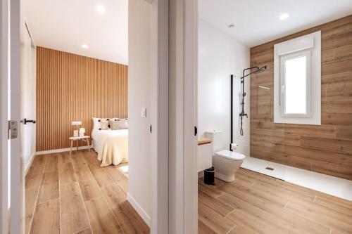 欧德鲁佐Apartamento White Tree by Arca Azahar的一间卧室配有一张床,浴室设有淋浴。
