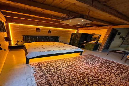 内夫谢希尔Aşk-ı Nare Cave Hotel Swimming Pool Hot & SPA的卧室配有一张床,地板上铺有地毯