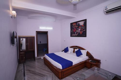 新德里Hotel Lecston @Yashobhoomi Dwarka Sector - 25 metro station的一间卧室配有一张特大号床。