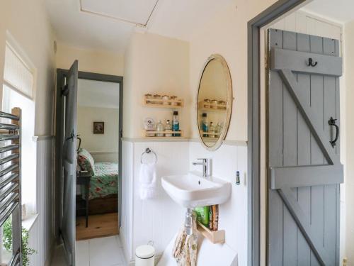 拉夫堡Periwinkle Cottage的浴室设有通往卧室的门。