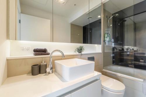 墨尔本Spacious 2 bedroom apartment with Free parking-00189的一间带水槽、卫生间和镜子的浴室