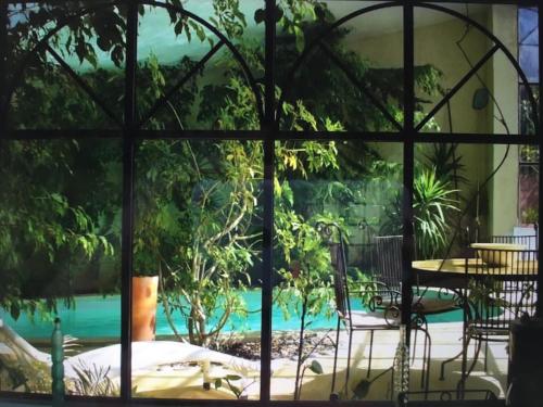 拉聂Ecolodge Au fil de l'eau, avec piscine intérieure et parc arboré的透过窗户可欣赏到游泳池的景色