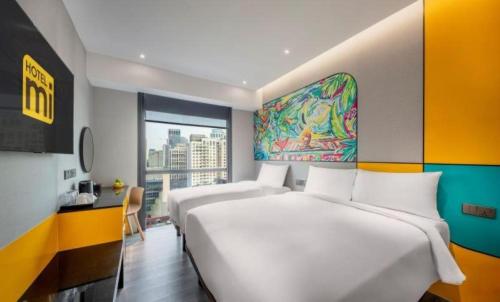 新加坡Hotel Mi Rochor的卧室配有一张白色大床、一张书桌和窗户。
