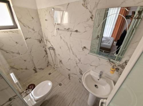 卡萨米尔BLUE HOTEL的白色的浴室设有水槽和镜子