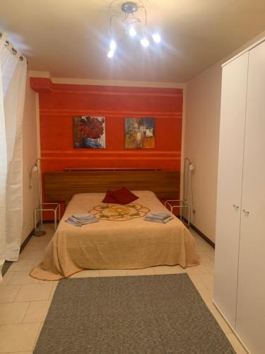圣焦万尼瓦尔达尔诺La Terrazza的一间卧室配有一张红色墙壁的床