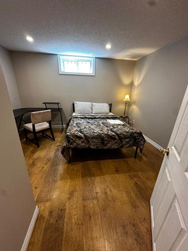 基奇纳Budget Stay in Kitchener- Near Town Centre- Food, Shopping, Transit K3的卧室配有床、椅子和窗户。