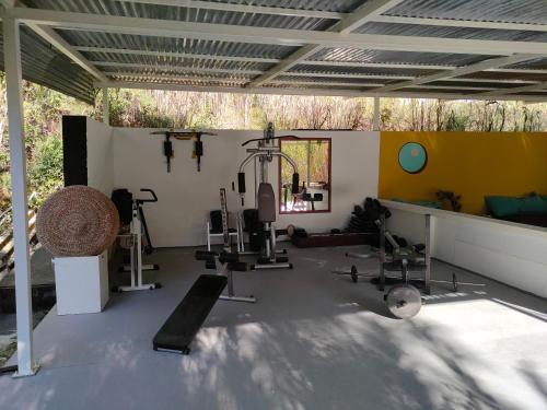 EleoúsaVinSan Glamping & Wellness Centre的一间健身房,里面设有数个健身器材