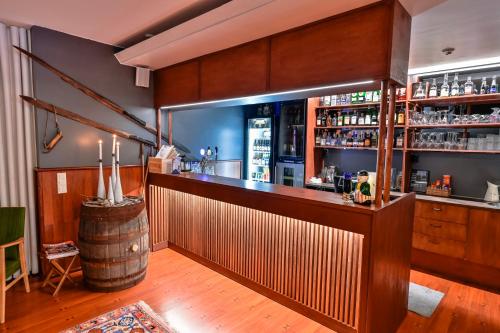 鲁卡皇家卢卡酒店的一个带木柜台和桶的酒吧
