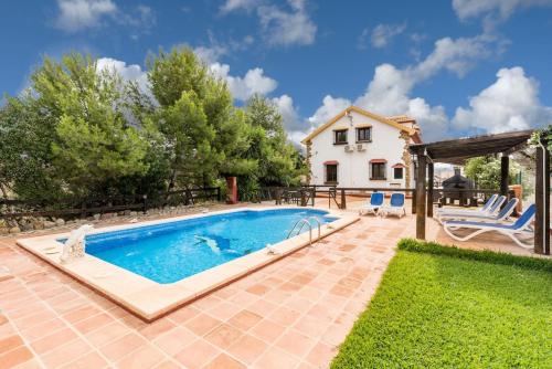 Almogía5 bedrooms villa with private pool and wifi at Almogia的一座房子后院的游泳池