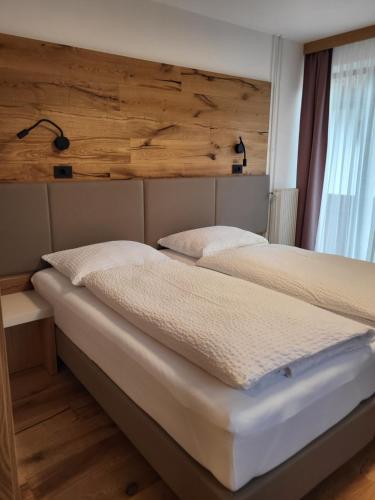卢布尔雅那塔夫卡尔膳食公寓的卧室设有两张床铺和木墙