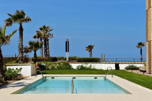 卡萨布兰卡佩斯塔纳卡萨布兰卡，海滨套房及公寓酒店的一座棕榈树和桥梁游泳池