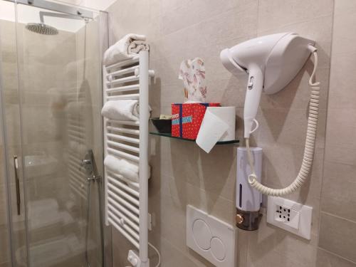 斯培西亚Mare dentro rooms的带淋浴的浴室,墙上配有电话