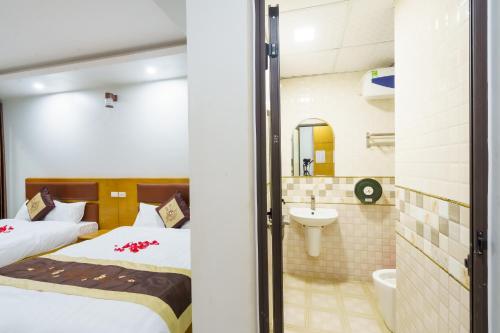 岑山UFJ HOTEL Sầm Sơn的一间酒店客房 - 带一张床和一间浴室