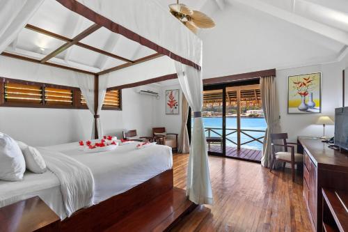 维拉港伊利利奇岛Spa度假酒店的一间卧室设有一张床和一间客厅。