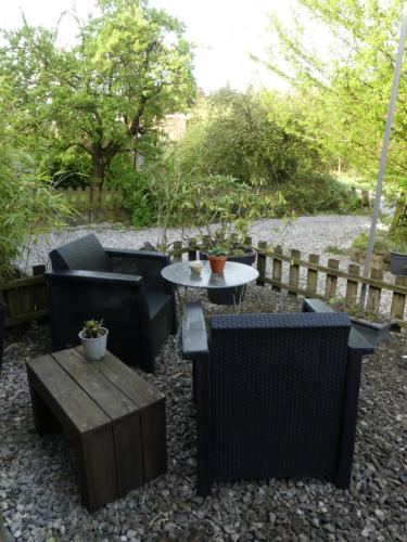 弗罗夏佩勒Chambre poésie的庭院配有桌椅、桌子和椅子。