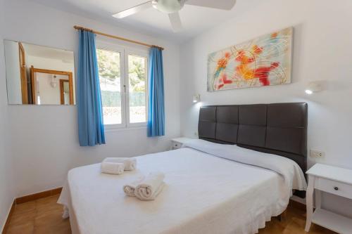 苏昂博Villa Waldemar - Close to Son Bou Beach的一间卧室配有一张床,上面有两条毛巾