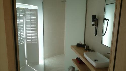 韦尔蒂L'Atelier De Dégustation的带淋浴和盥洗盆的白色浴室