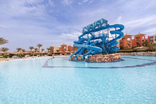 沙姆沙伊赫Faraana Height Aqua Park的度假村游泳池的水滑梯