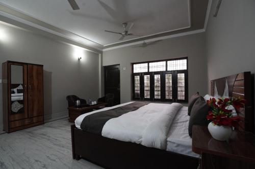 大诺伊达Sun flower Residency的一间卧室设有一张大床和一个窗户。