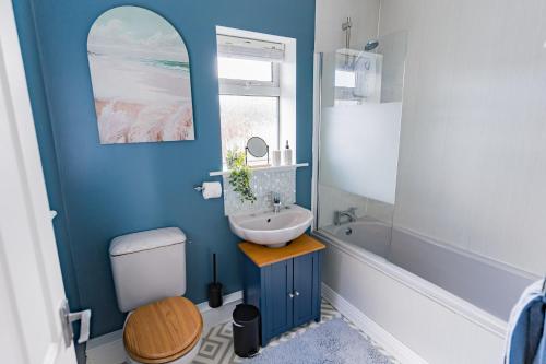 斯塔福德Perfect for Contractors & Families + Free Parking + Wifi的浴室配有盥洗盆、卫生间和浴缸。