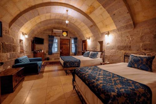 格雷梅密特拉卡弗酒店的大房间设有两张床和一张沙发