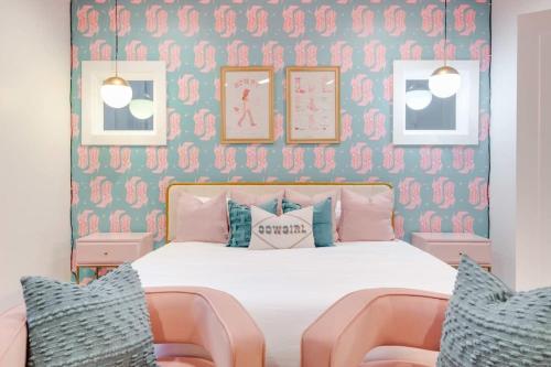 纳什维尔Butterfly BNB~Modern Luxury~Giant Rooftop~9Min DT的一间卧室配有一张床和两张椅子