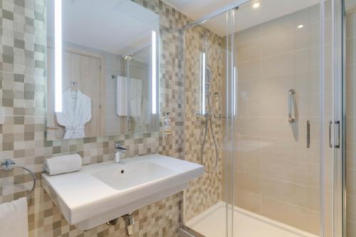 丹吉尔Pestana Tanger - City Center Hotel Suites & Apartments的一间带水槽和淋浴的浴室