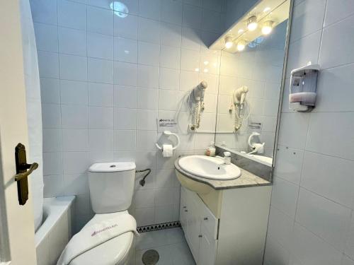 奇克拉纳－德拉弗龙特拉Apartamento Columela的白色的浴室设有卫生间和水槽。
