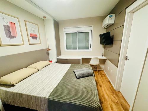 佩洛塔斯Apartamento Acqua, 102 A, com vaga de garagem的一间小卧室,配有床和窗户