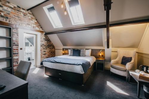 巴罗弗内斯爱丁堡公爵酒店&酒吧的一间卧室设有一张床和砖墙