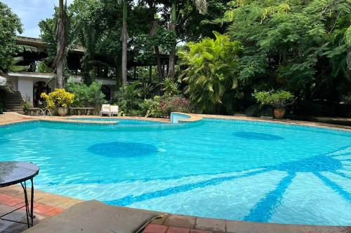 蒙巴萨Mombasa at your doorstep!的蓝色海水大型游泳池