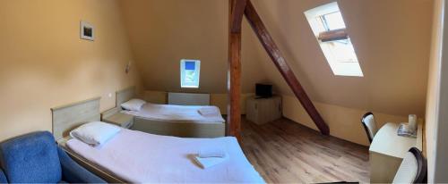 库多瓦-兹德鲁伊Willa Sanssouci的一间设有两张床和蓝色沙发的房间