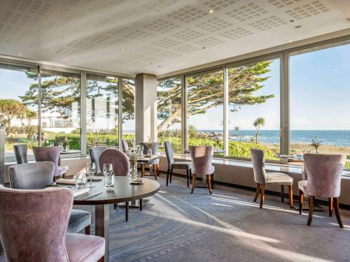 基伯龙Sofitel Quiberon Thalassa sea & spa的一间带桌椅的海景餐厅