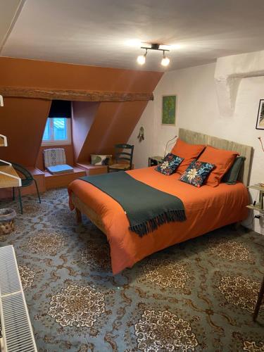 圣詹姆斯Atipyk'ododo的一间卧室配有一张橙色的床和一张书桌
