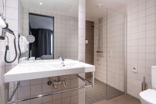 奥斯陆斯堪迪克瓦伦卡酒店的一间带水槽和淋浴的浴室