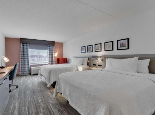 默特尔比奇美特尔海滩/沿海大商场希尔顿花园旅馆的酒店客房配有两张床和一张书桌