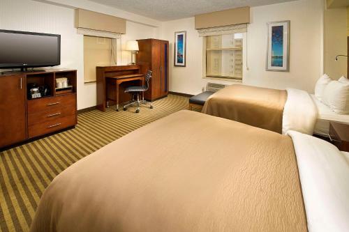 华盛顿DC市区康福特茵酒店与会议中心的酒店客房配有两张床和一张书桌