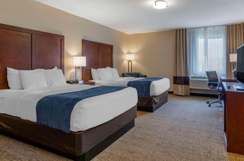 博兹曼Comfort Inn Bozeman near University的酒店客房设有两张床和一台平面电视。