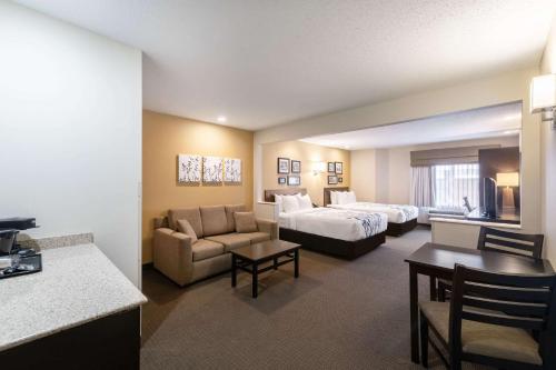 De PereSleep Inn & Suites Green Bay South的酒店客房,配有床和沙发