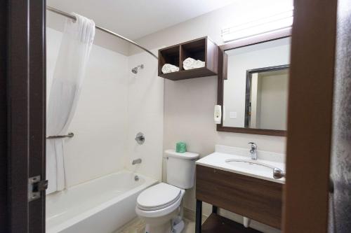 Carrollton卡罗尔顿品质酒店的浴室配有卫生间、盥洗盆和浴缸。