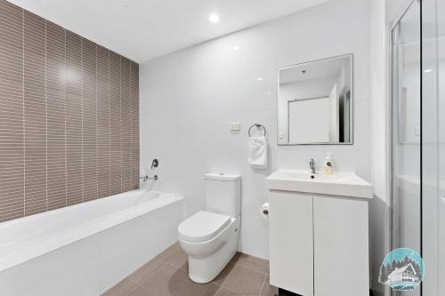 悉尼Aircabin - Mascot - Walk to Station - 2 Beds Apt的白色的浴室设有卫生间和水槽。