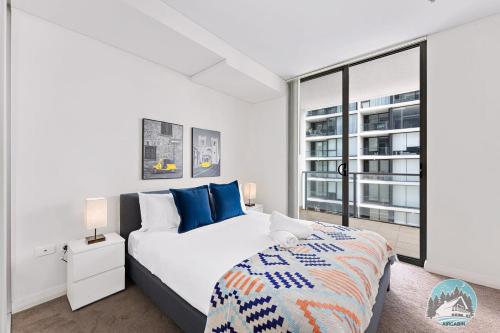 悉尼Aircabin - Mascot - Walk to Station - 2 Beds Apt的白色的卧室设有一张大床和一个窗户