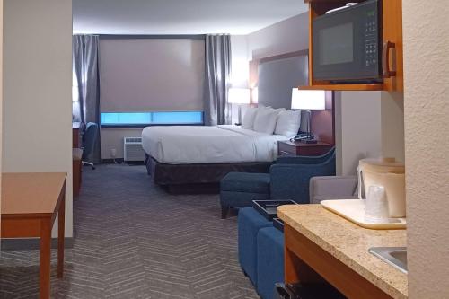 Mountain IronComfort Inn & Suites Mountain Iron and Virginia的酒店客房设有床和客厅。