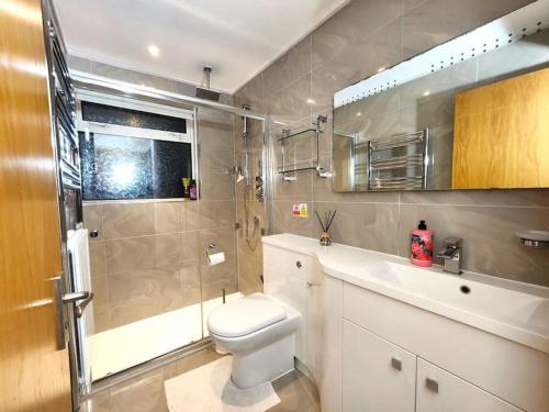 格洛斯特Gilpin villa 4Bedroom WiFi, Parking, Netflix, Garden的浴室配有卫生间、淋浴和盥洗盆。