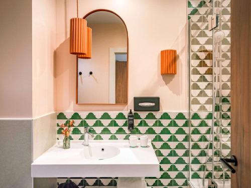 塞维利亚Ibis Styles Sevilla City Santa Justa的一间带水槽和镜子的浴室