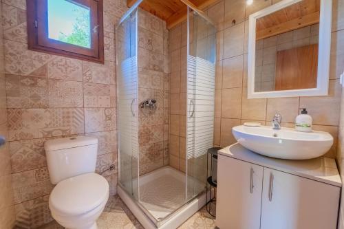 Ágios ProkópiosMargaritas House Agios Prokopios Corfu的浴室配有卫生间、盥洗盆和淋浴。