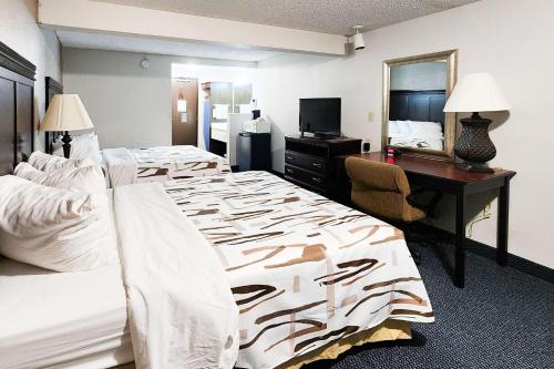 海伦娜Rodeway Inn的酒店客房配有两张床和一张书桌