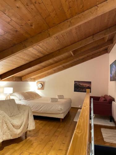 里雾诗Le Grand Balcon的一间卧室配有一张床和一张沙发
