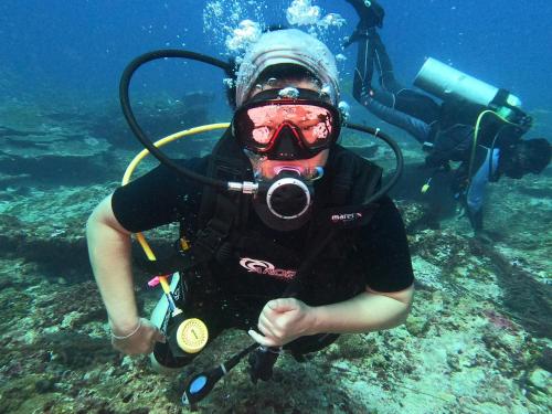 拜蒂克洛DEEP SEA RESORT PADI DIVE CENTER的水面上戴着潜水面具的人