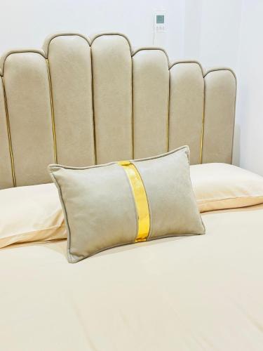 伦敦Studio 64的一张带金色床头板和枕头的床